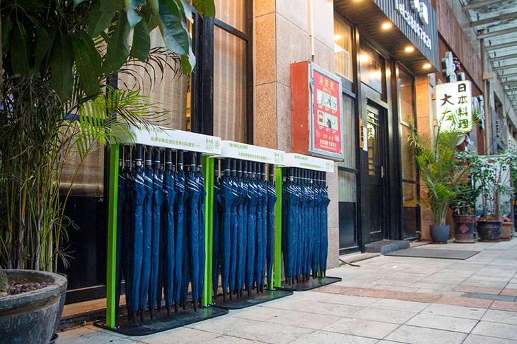 酒店管理者的决策指南 共享雨伞合作中的品质与长期成本平衡术